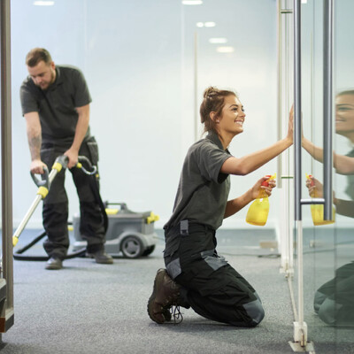 foto Schoonmaakmedewerker kantoren productiebedrijf